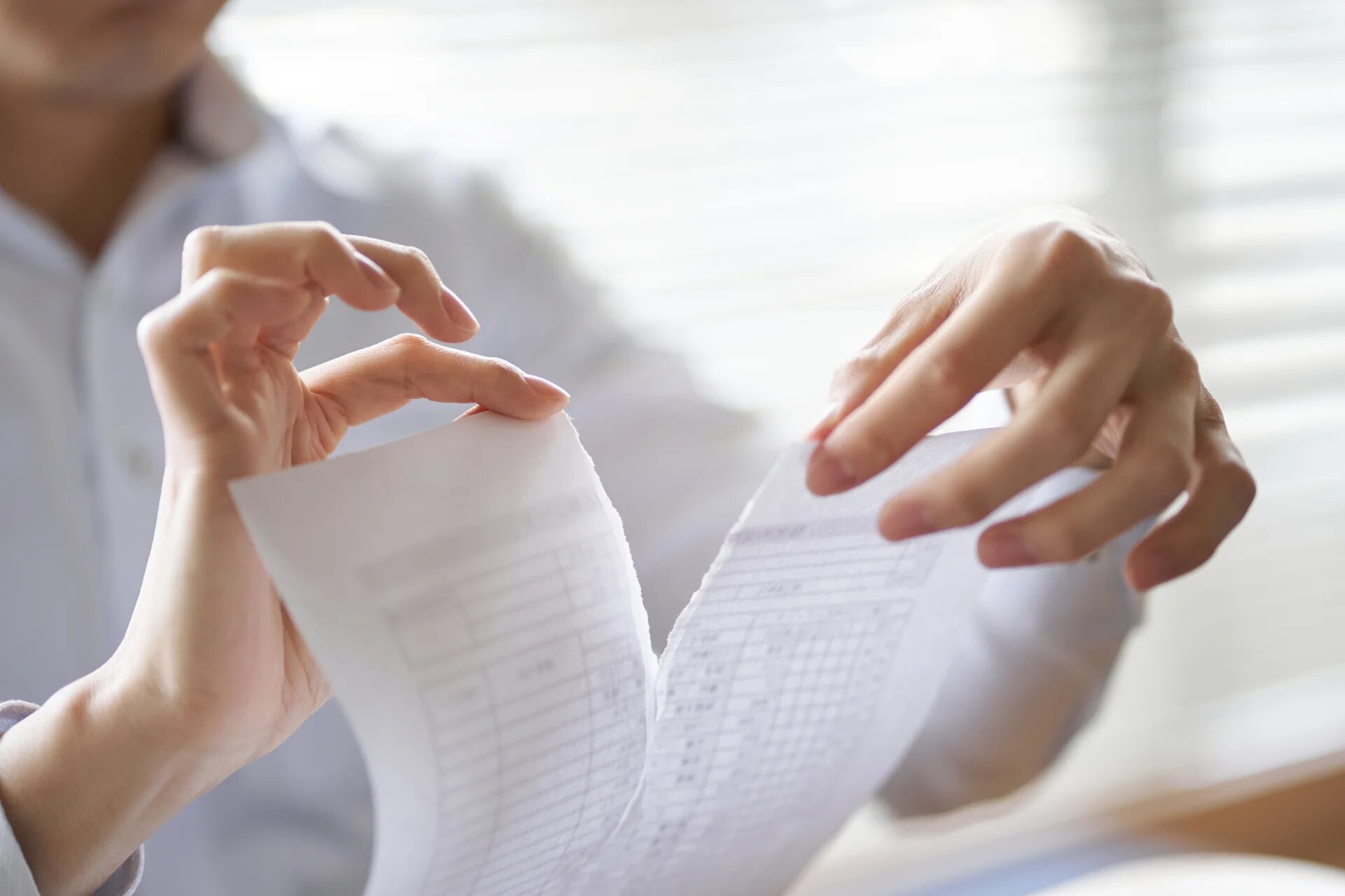 Personne déchirant une feuille en 2